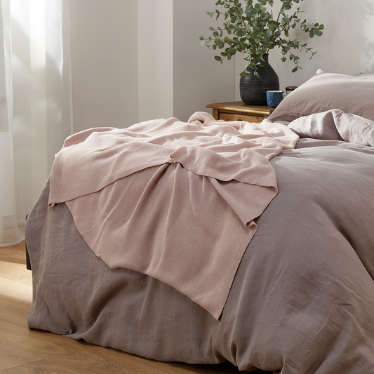 ORGANIC LIGHTWEIGHT KNITTED THROW